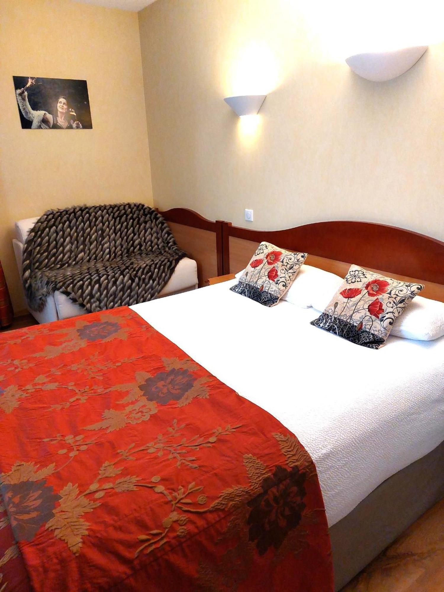 Logis Hotel & Restaurant Des Lacs Celles-sur-Plaine المظهر الخارجي الصورة