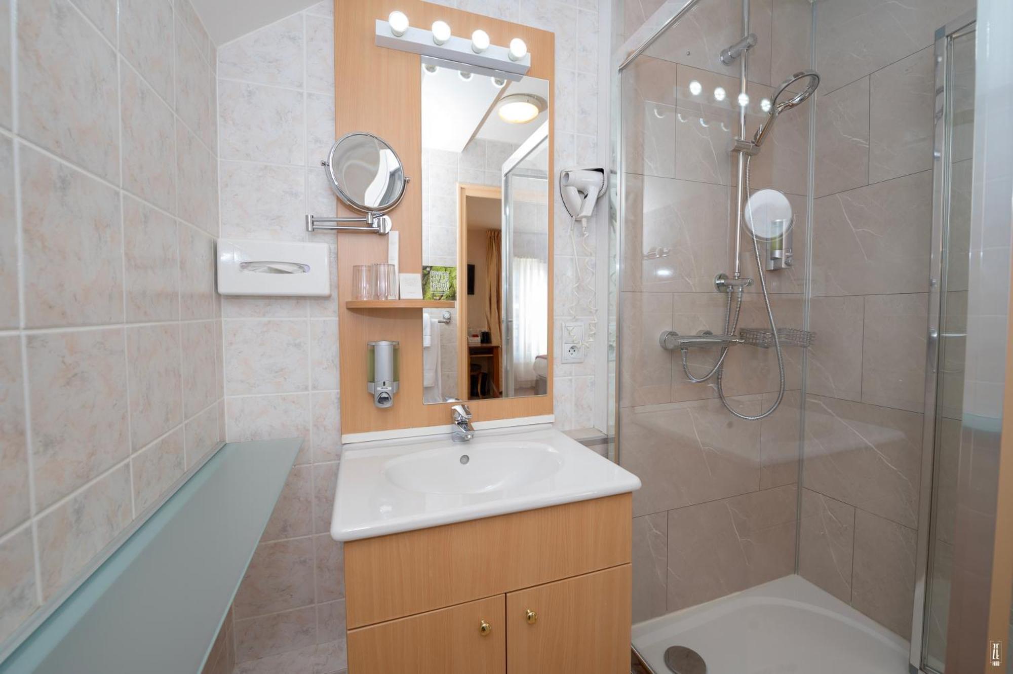 Logis Hotel & Restaurant Des Lacs Celles-sur-Plaine المظهر الخارجي الصورة