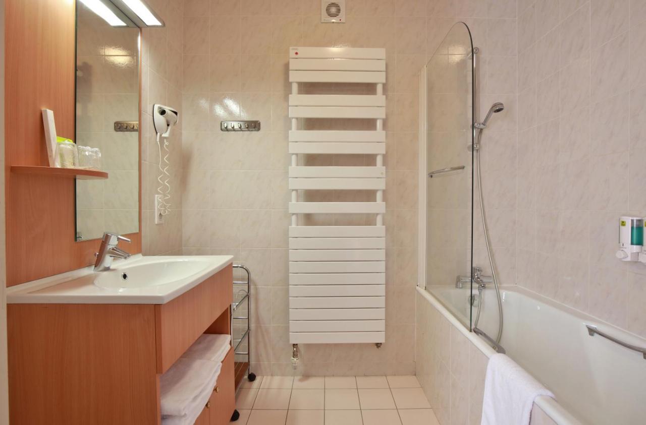 Logis Hotel & Restaurant Des Lacs Celles-sur-Plaine المظهر الخارجي الصورة